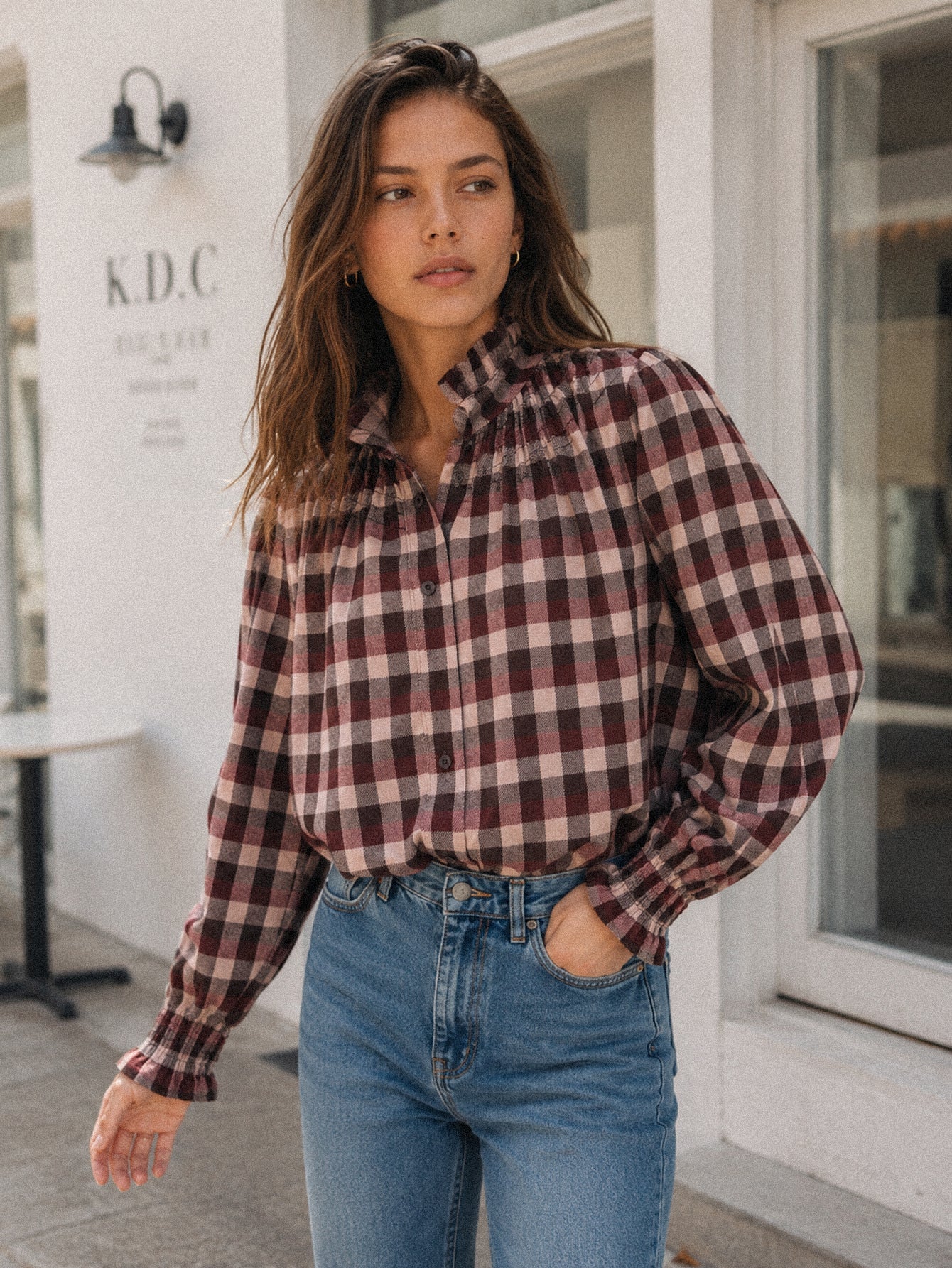 Détail manche blouse à carreaux bordeaux