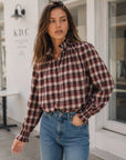 Détail manche blouse à carreaux bordeaux