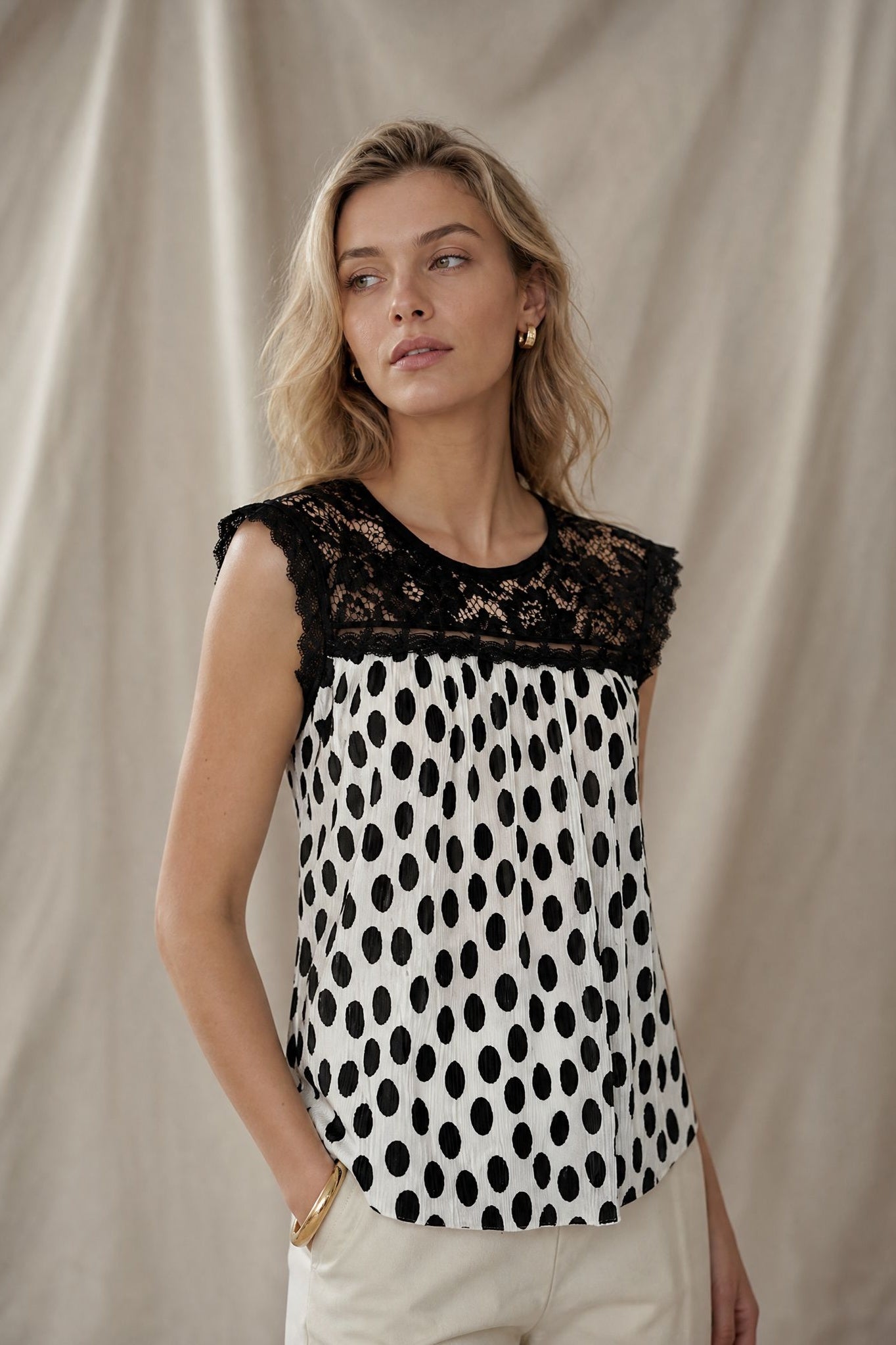 Blouse à pois et dentelle
