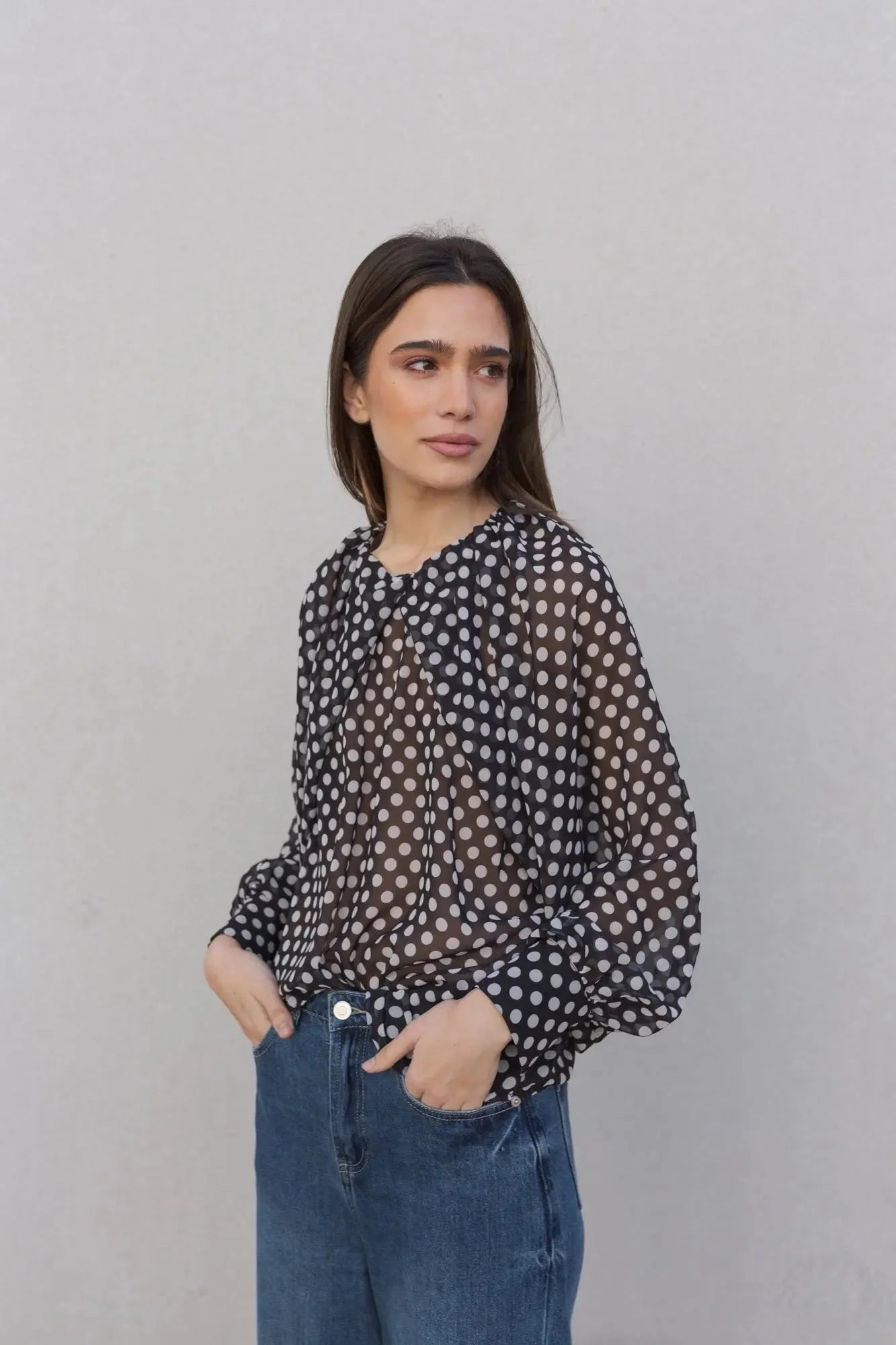 Blouse à pois noire transparente avec manches longues et col volanté élégante