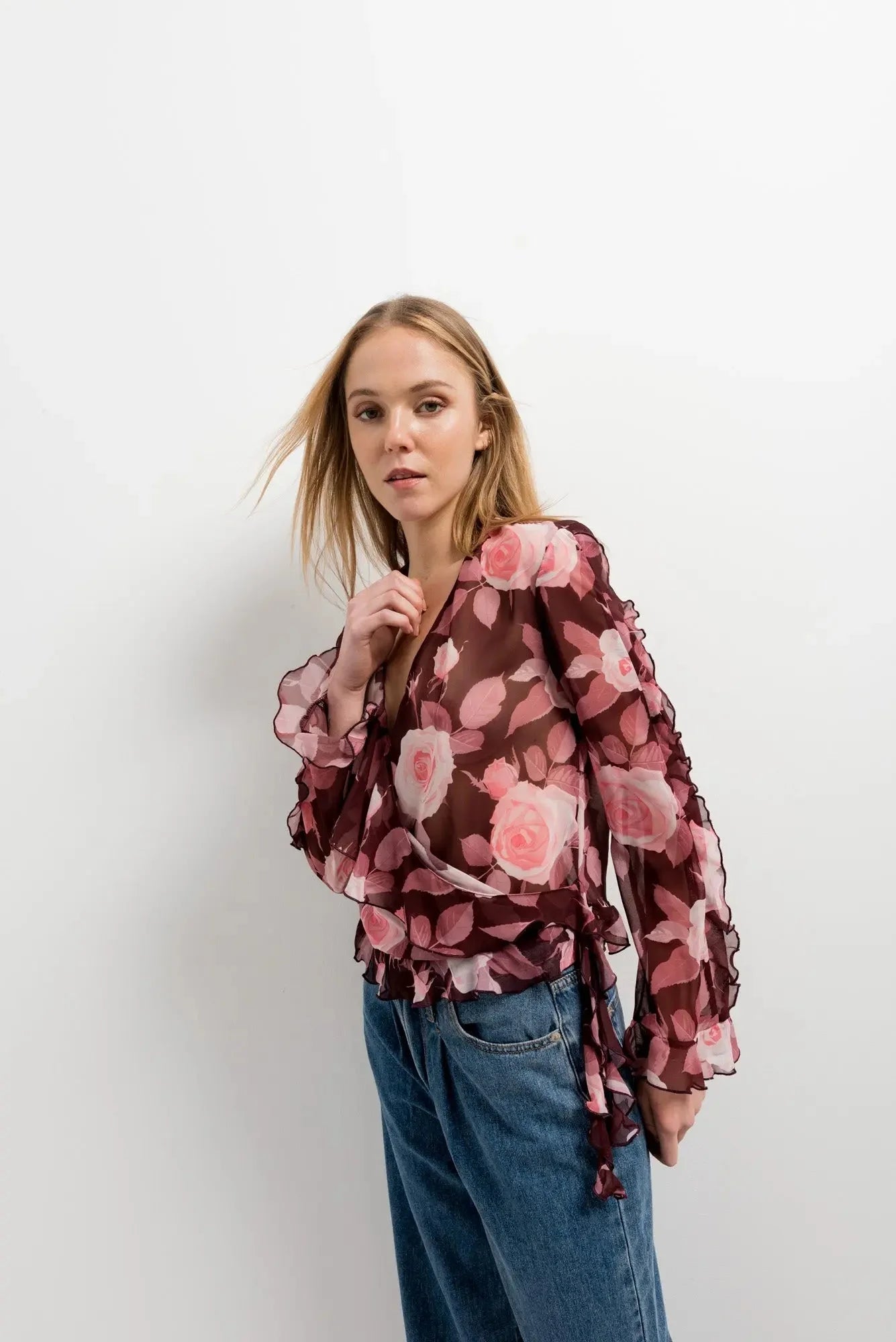 Blouse à volants imprimée florale avec manches longues et design wrap élégante