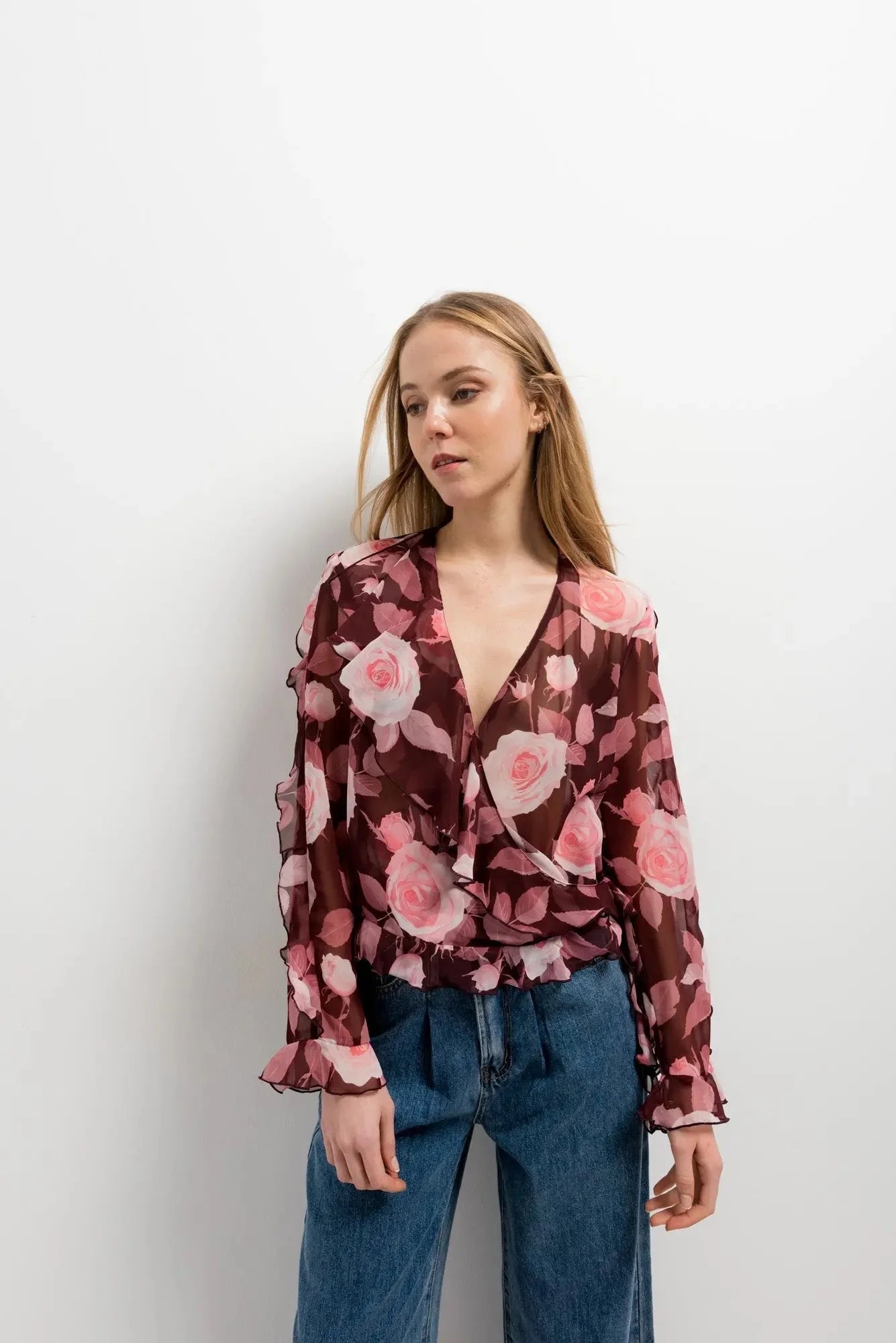 Blouse à volants imprimée florale pour femmes avec col en V et poignets à volants