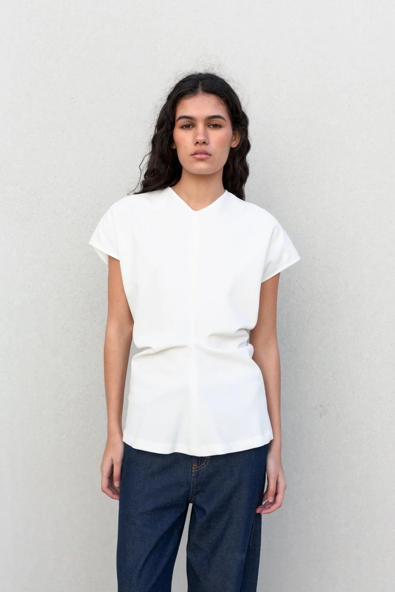 Blouse blanche élégante col V minimaliste avec manches courtes et taille froncée