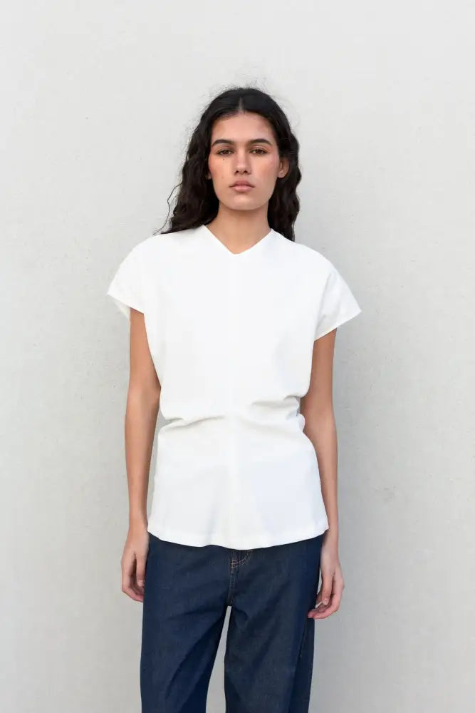 Blouse blanche élégante col V minimaliste avec manches courtes et taille froncée