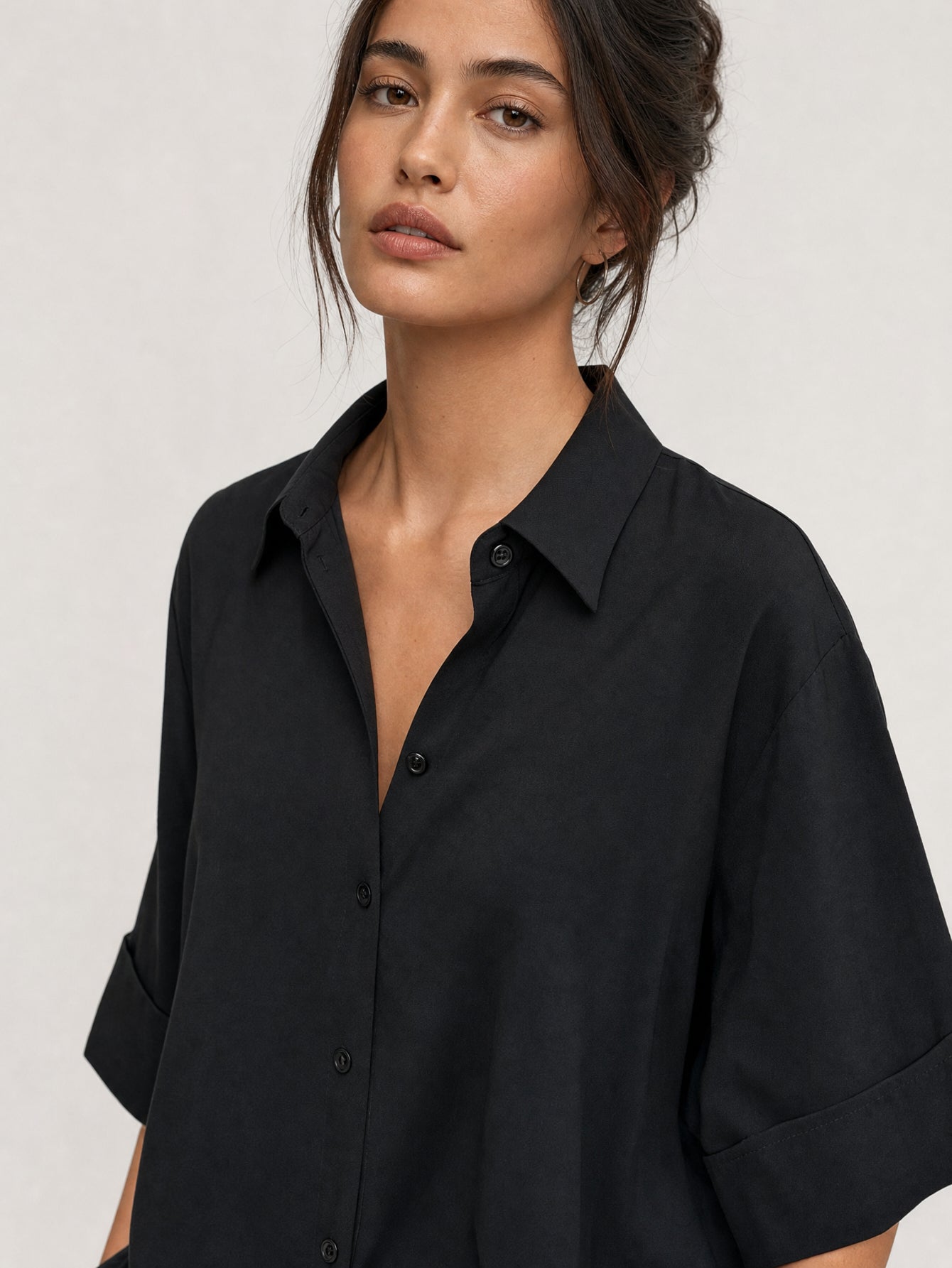 détail col chemise blouse noire