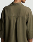 blouse kaki portée