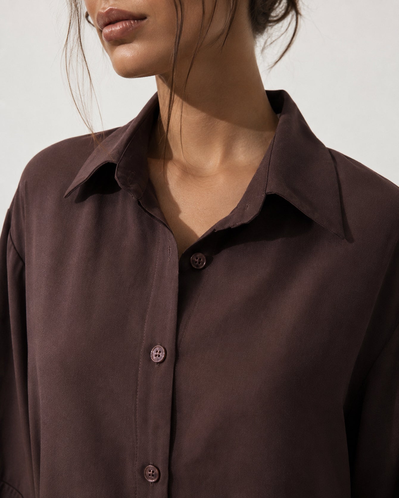 détail col chemise blouse marron