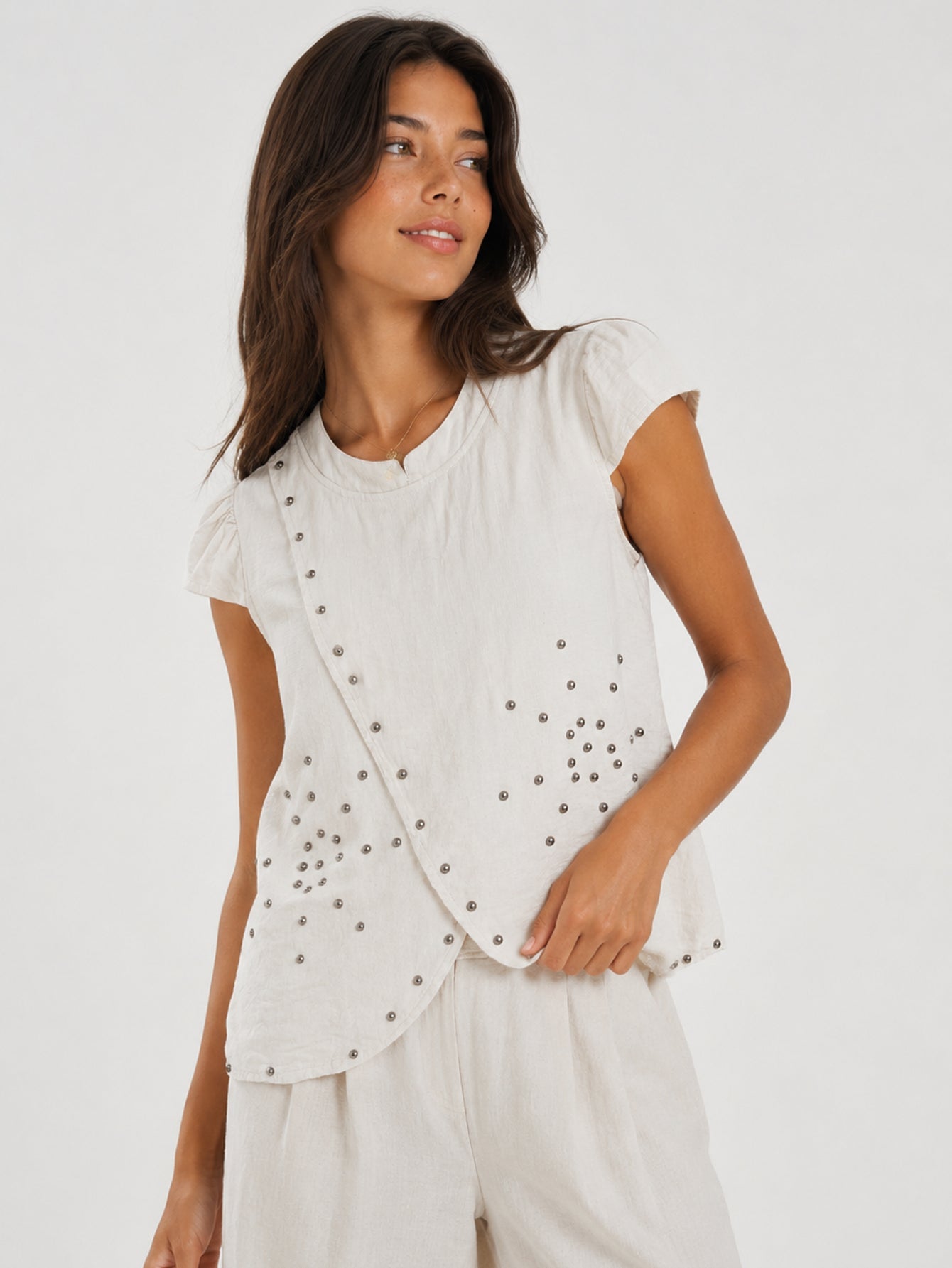 blouse écrue croisée à clous manches volantées