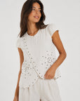 blouse écrue croisée à clous manches volantées