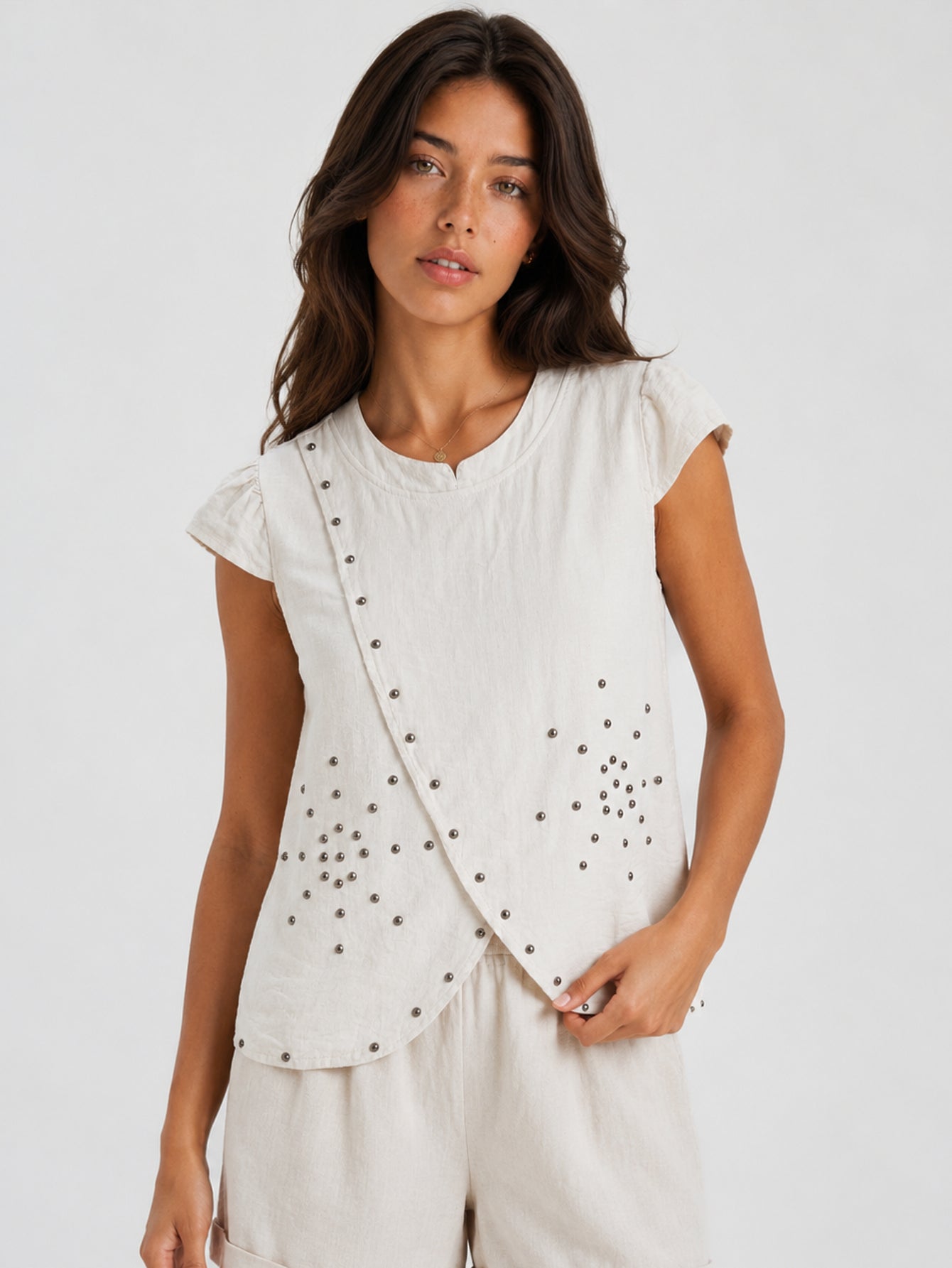 blouse écrue col rond fendu à clous