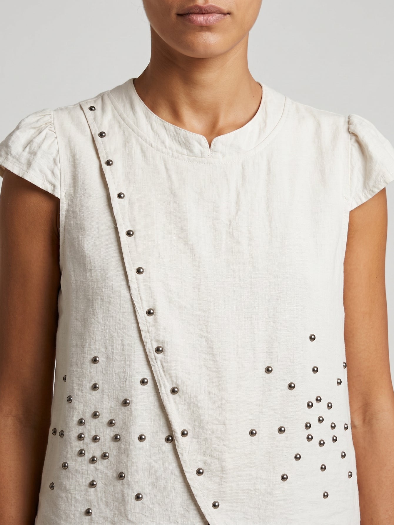 Zoom blouse écrue clous métalliques