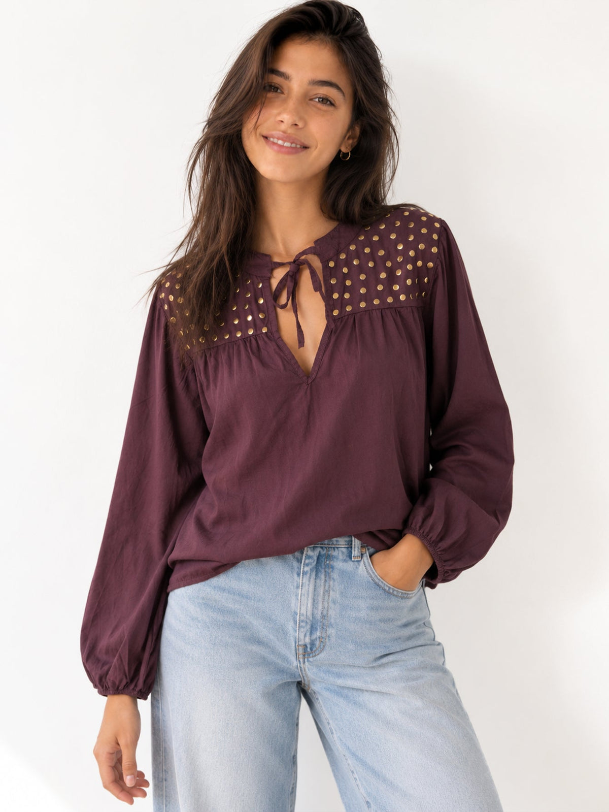 Blouse prune en coton col noué et pastilles dorées