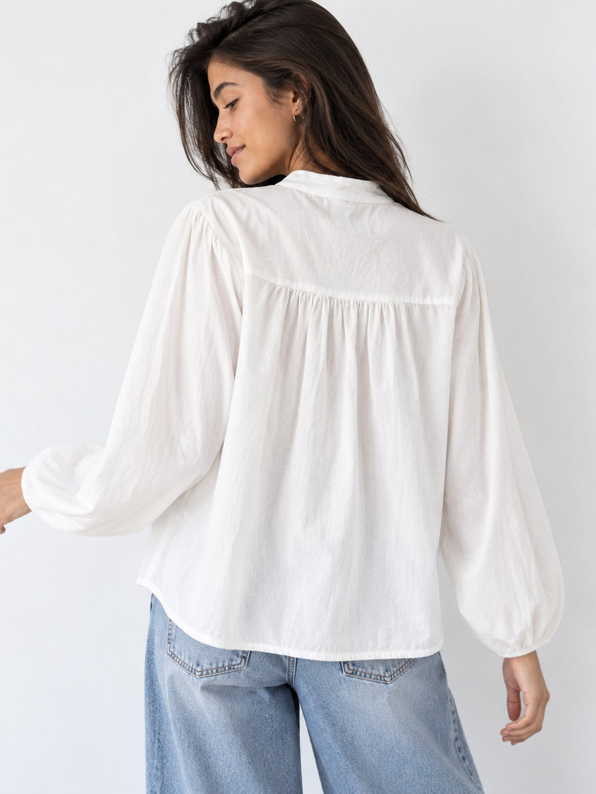 Dos de la blouse blanche avec fronces