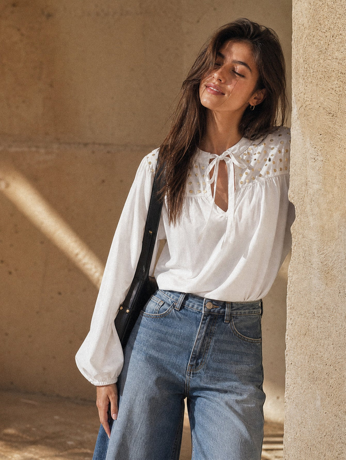 Blouse blanche portée pastilles dorées