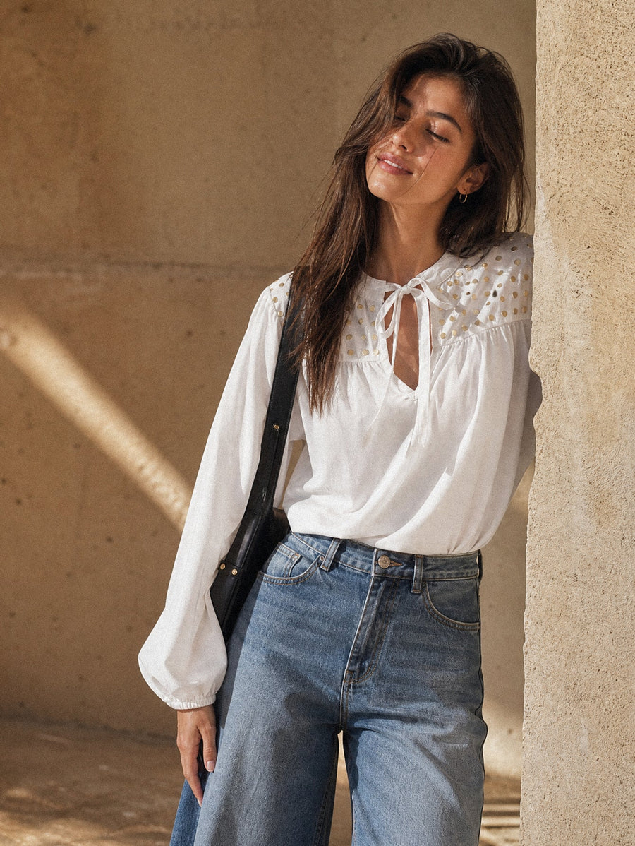 Blouse blanche portée pastilles dorées
