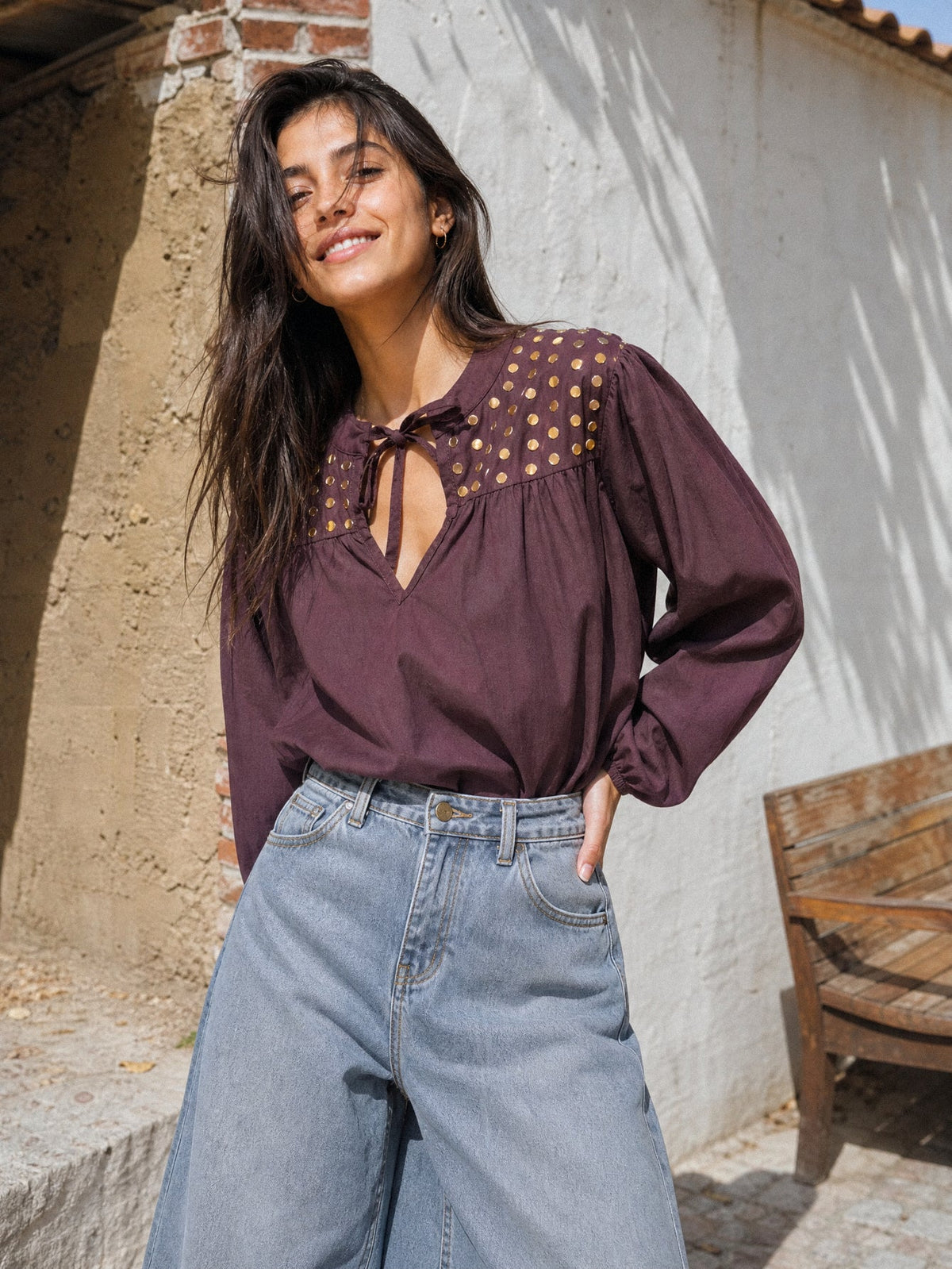 Blouse prune portée en extérieur pastilles dorées