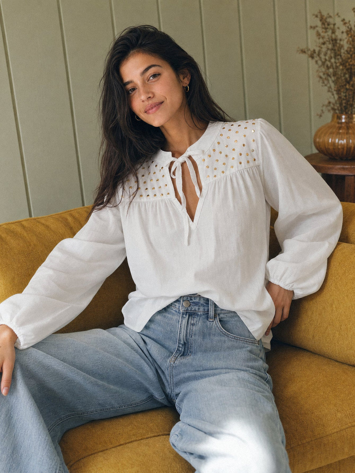 Blouse blanche en coton pastilles dorées