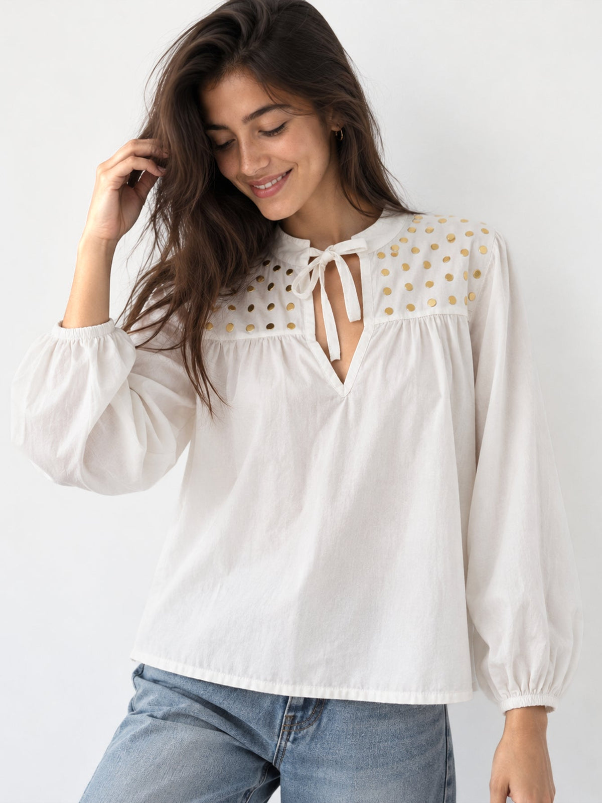 Blouse blanche col noué et fente V