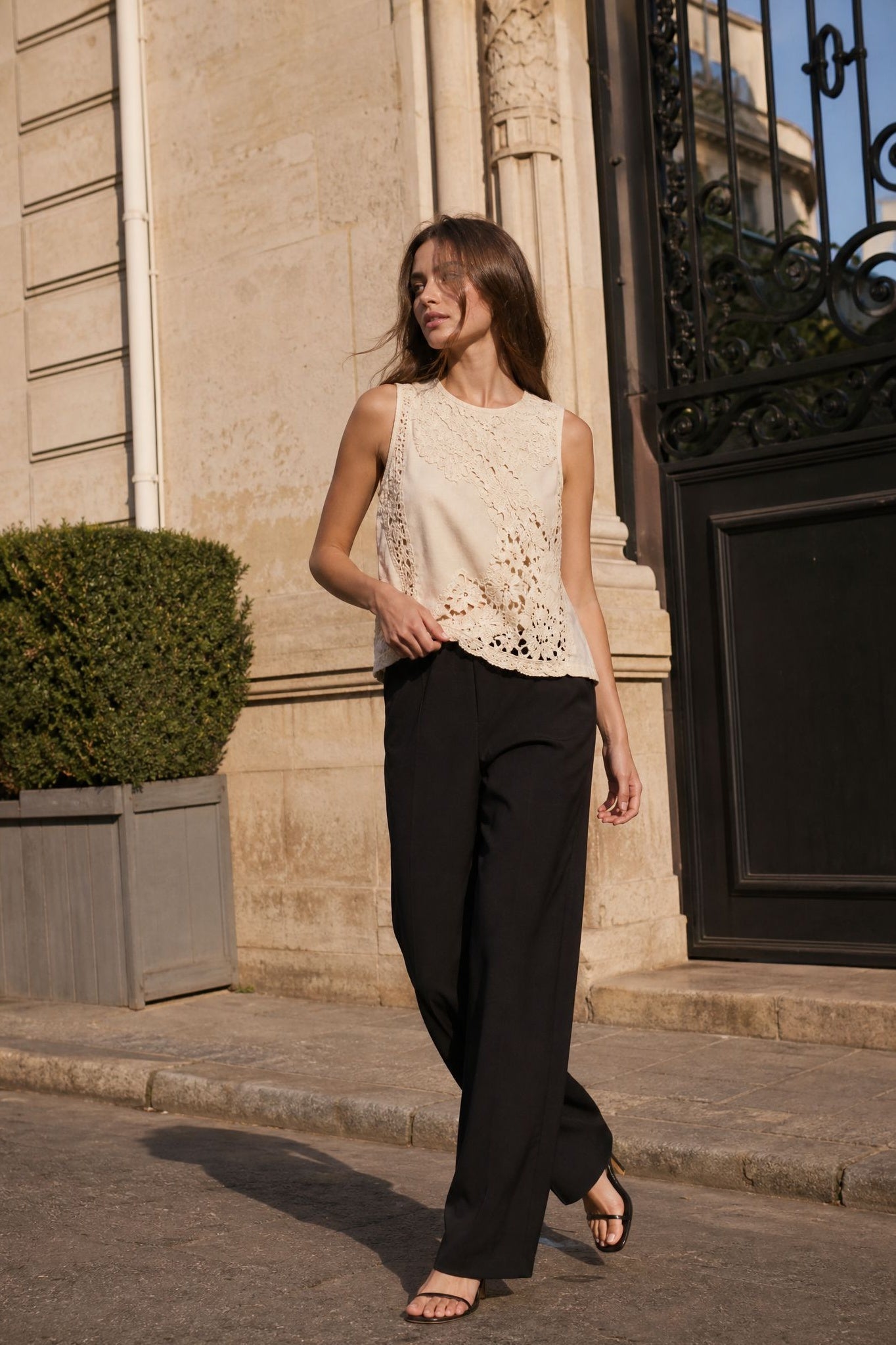 Blouse crochet beige sans manches