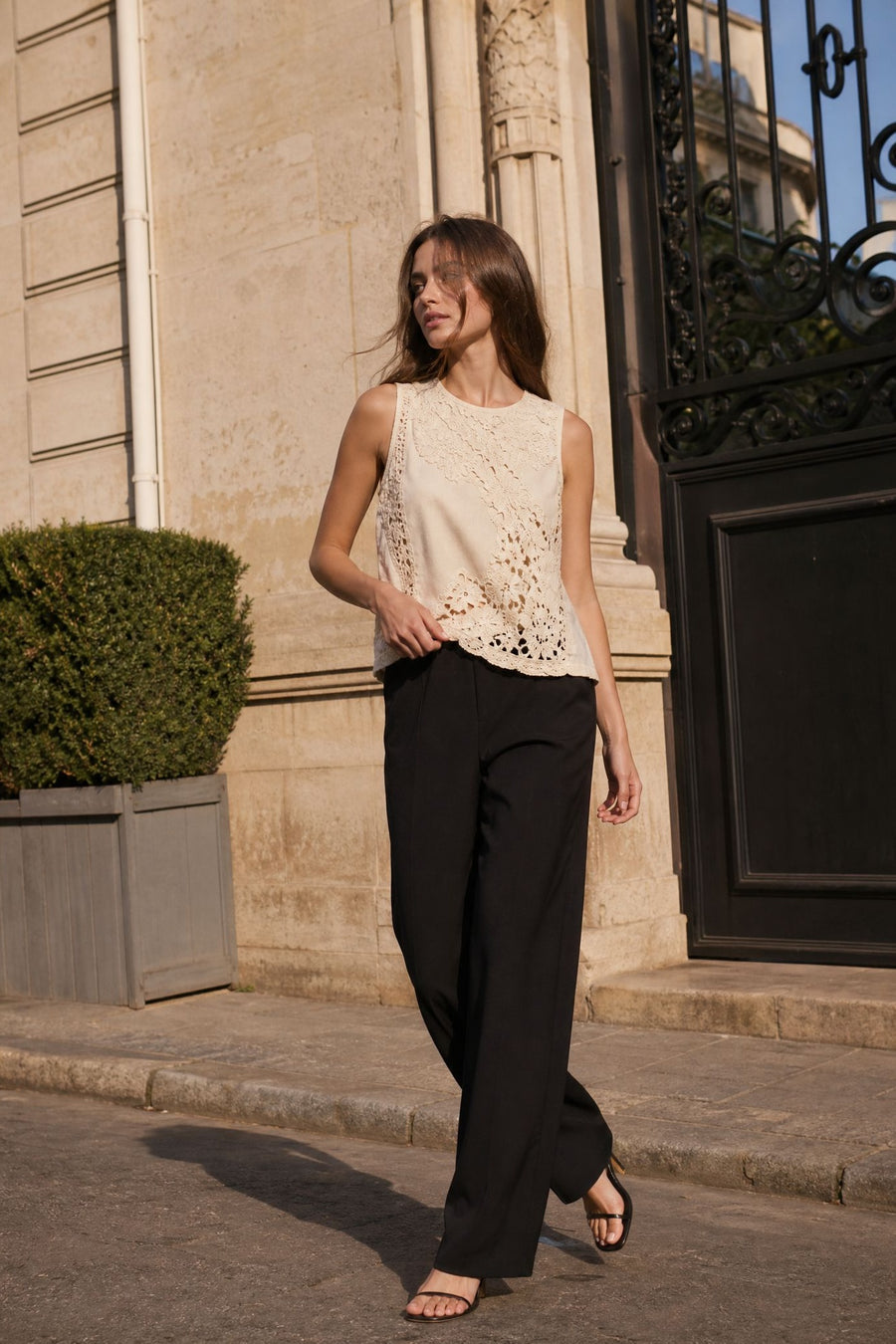 Blouse crochet beige sans manches