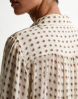 blouse patte boutonnée beige