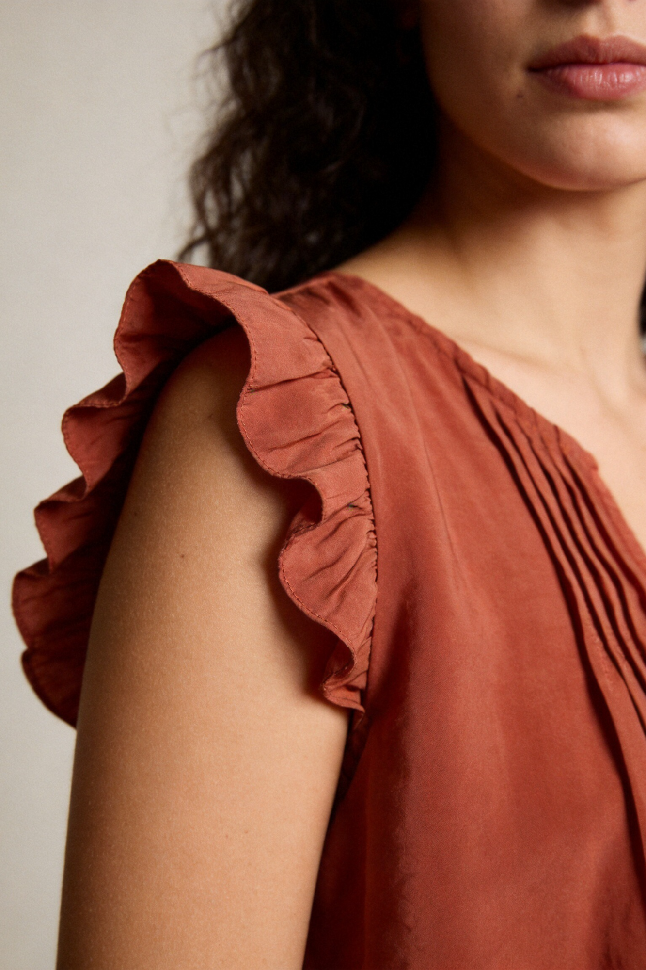 blouse fluide a volants col fendu image 8