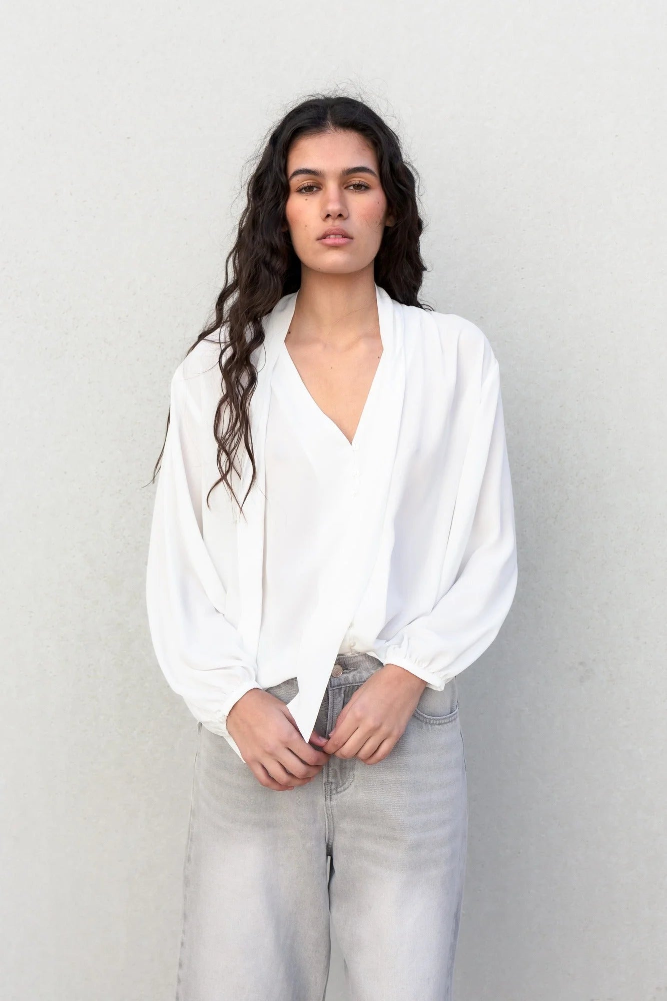 Blouse fluide élégante blanche à nouer, manches longues, V-neck, livraison rapide