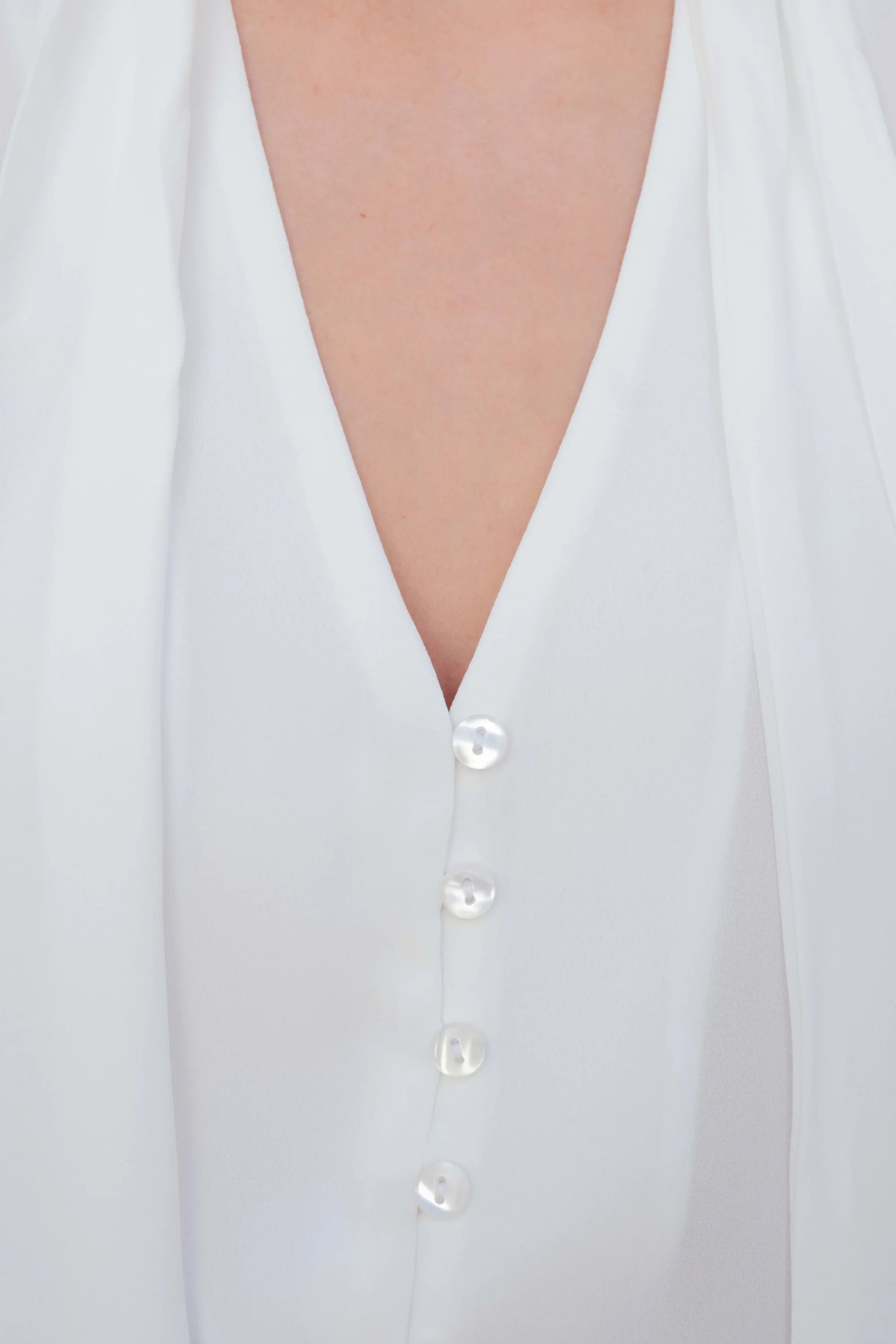 Blouse fluide élégante blanche à nouer avec boutons perles, livraison rapide