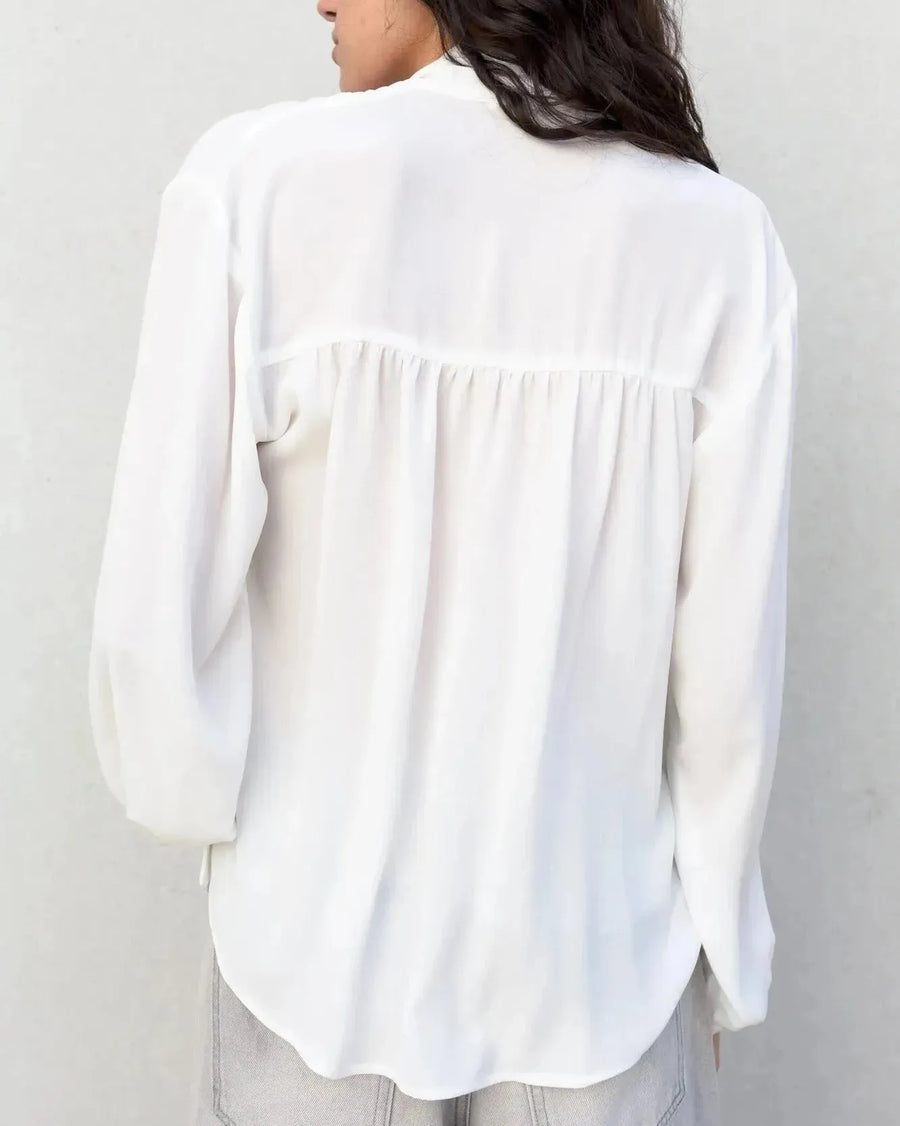Blouse fluide élégante blanche à nouer avec dos shirré, livraison rapide