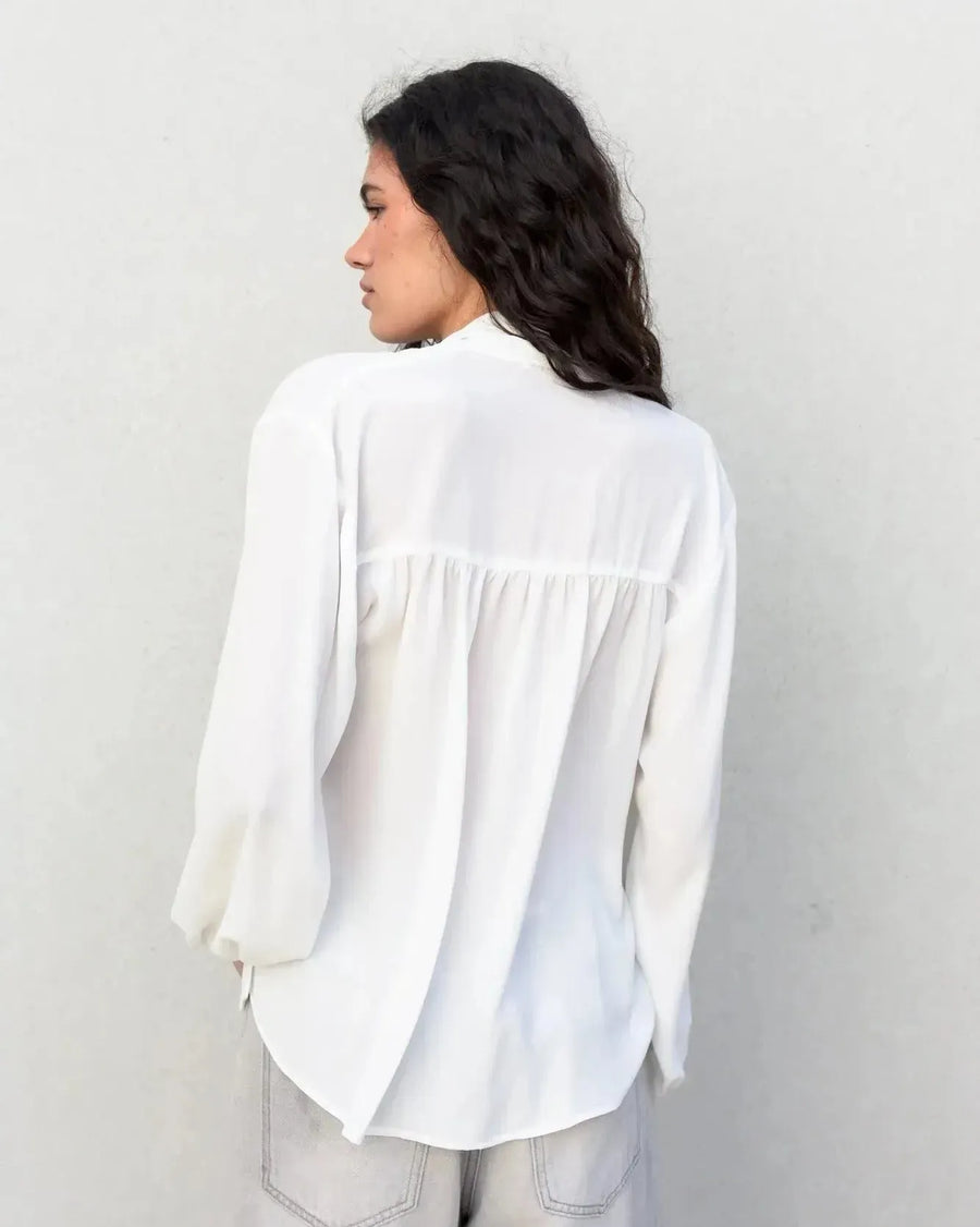 Blouse fluide élégante blanche à nouer, livraison rapide, idéale pour un style chic