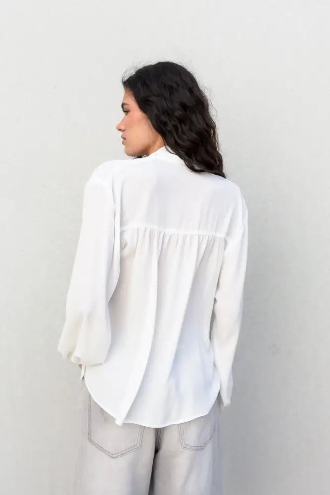 Blouse fluide élégante blanche à nouer, livraison rapide, idéale pour un style chic