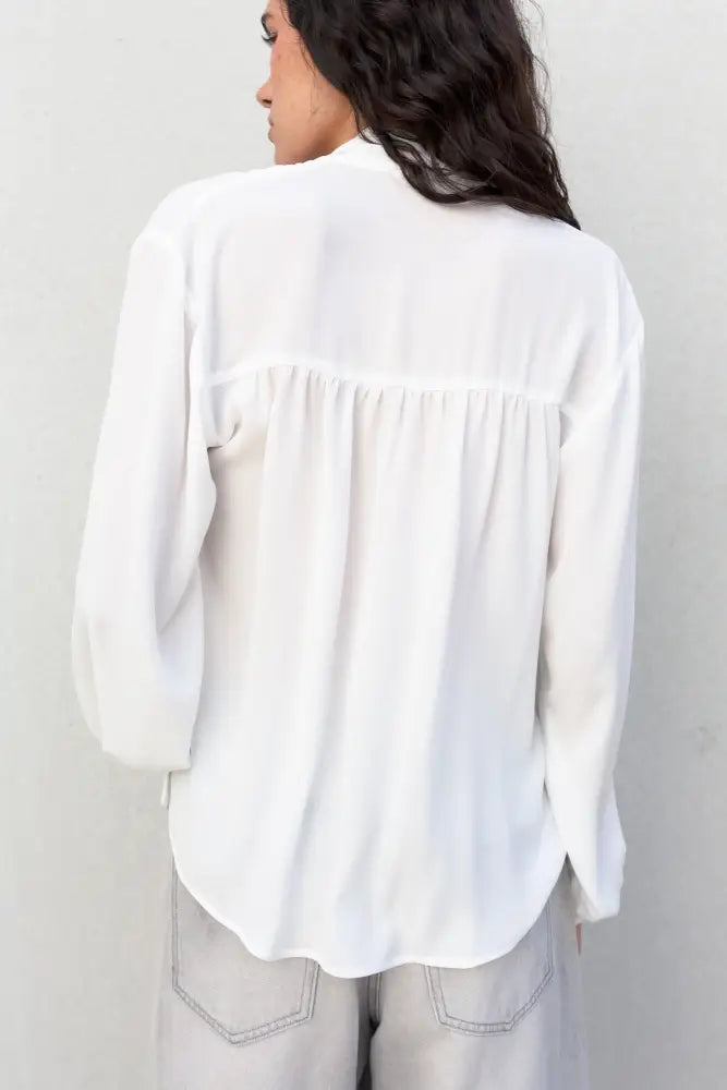 Blouse fluide élégante blanche à nouer avec dos shirré, livraison rapide