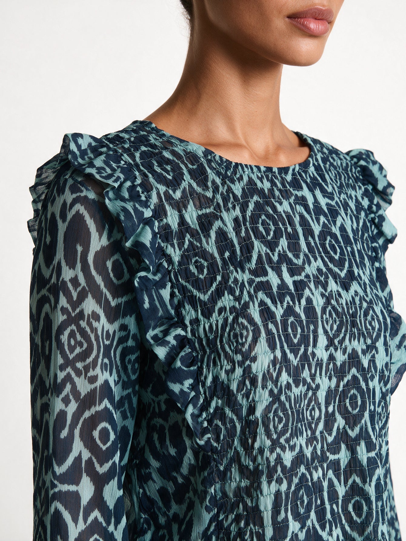 Zoom volant épaule blouse bleu nuit