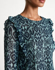 Zoom volant épaule blouse bleu nuit