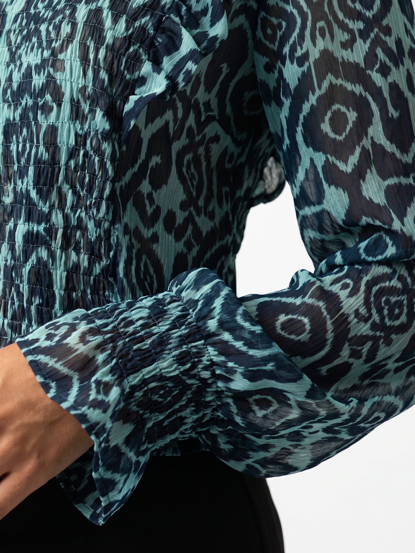 Détail goutte dos blouse bleu nuit