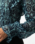 Détail goutte dos blouse bleu nuit