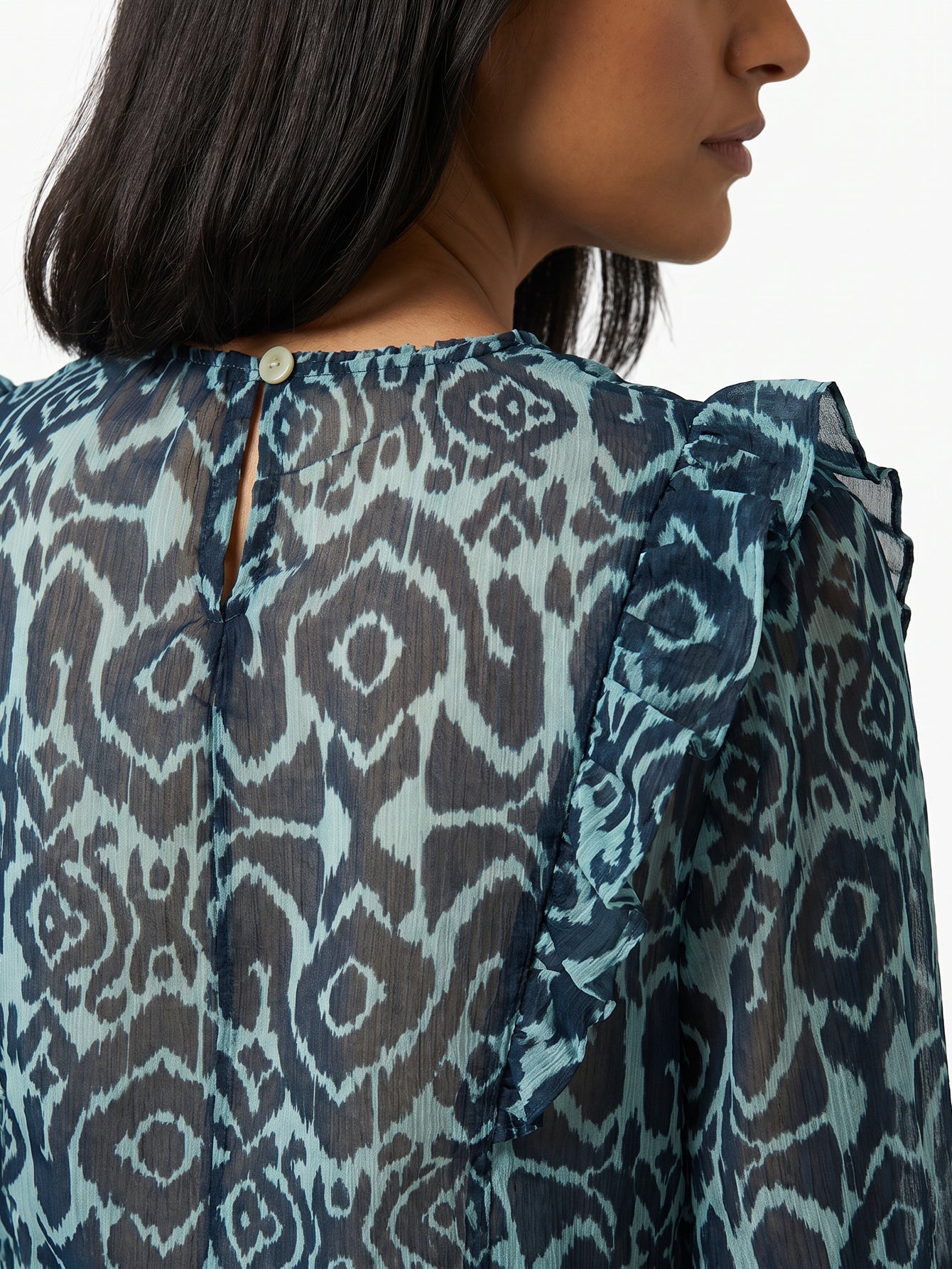 blouse ikat bleu nuit portée avec top clair