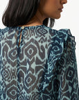 blouse ikat bleu nuit portée avec top clair