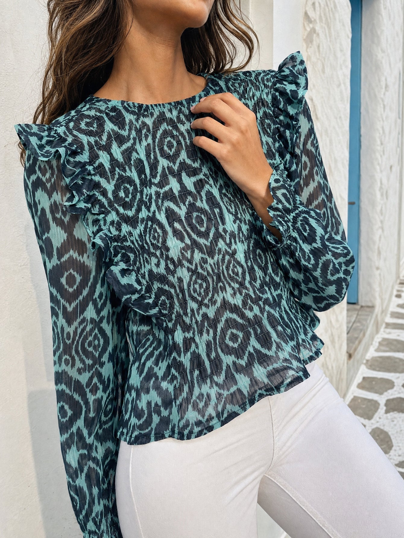 blouse ikat bleu nuit gros plan manches