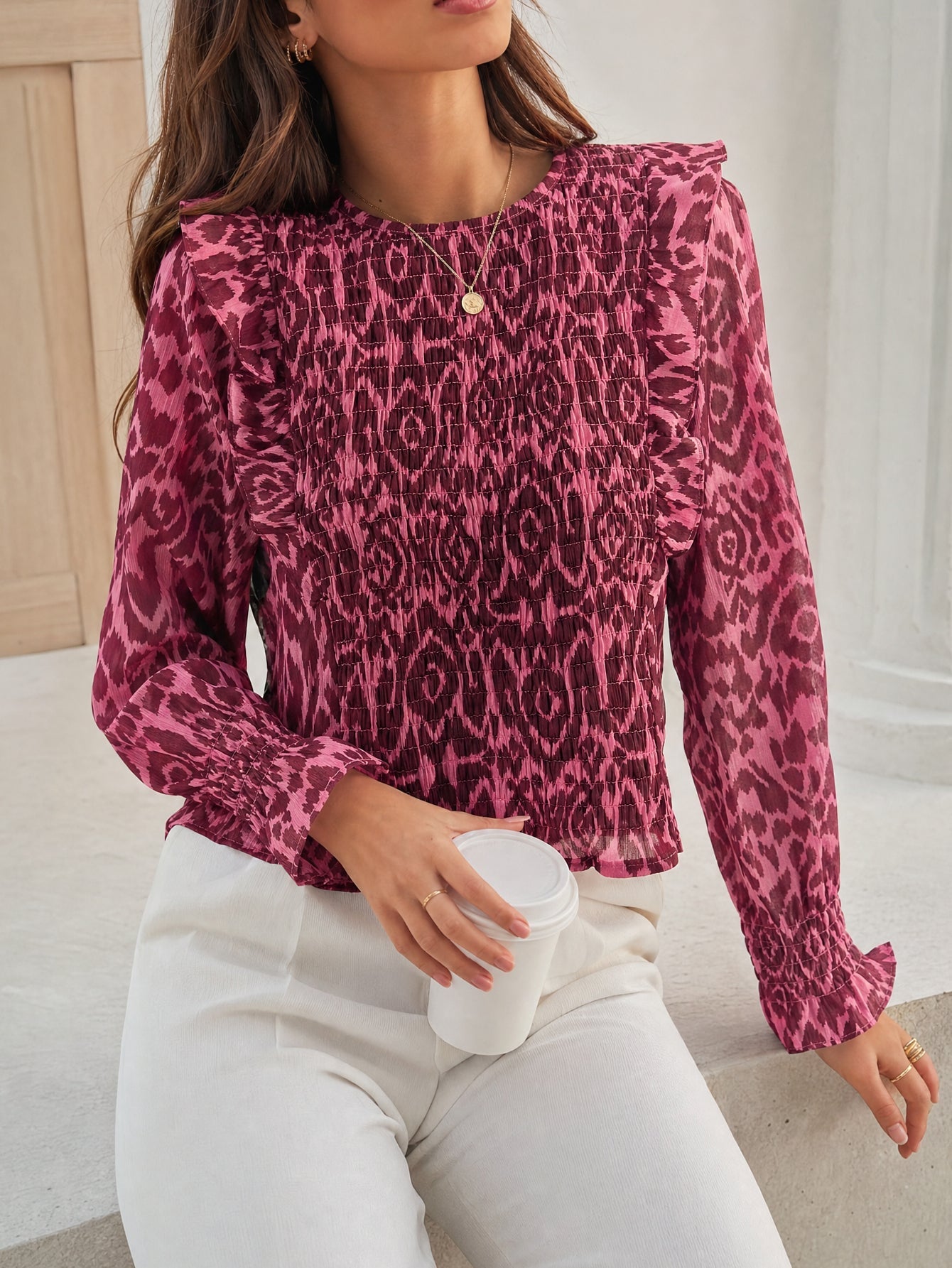 blouse ikat smockée bordeaux assise