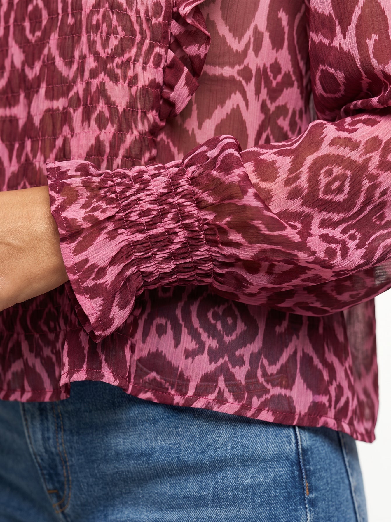 Zoom poignets smockés blouse bordeaux