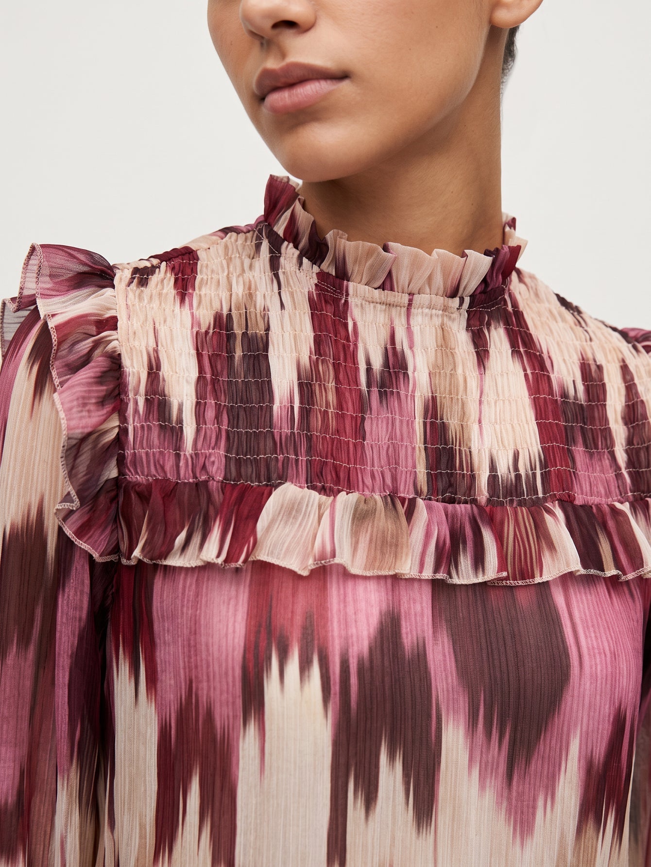 Dos blouse ikat volants poignets