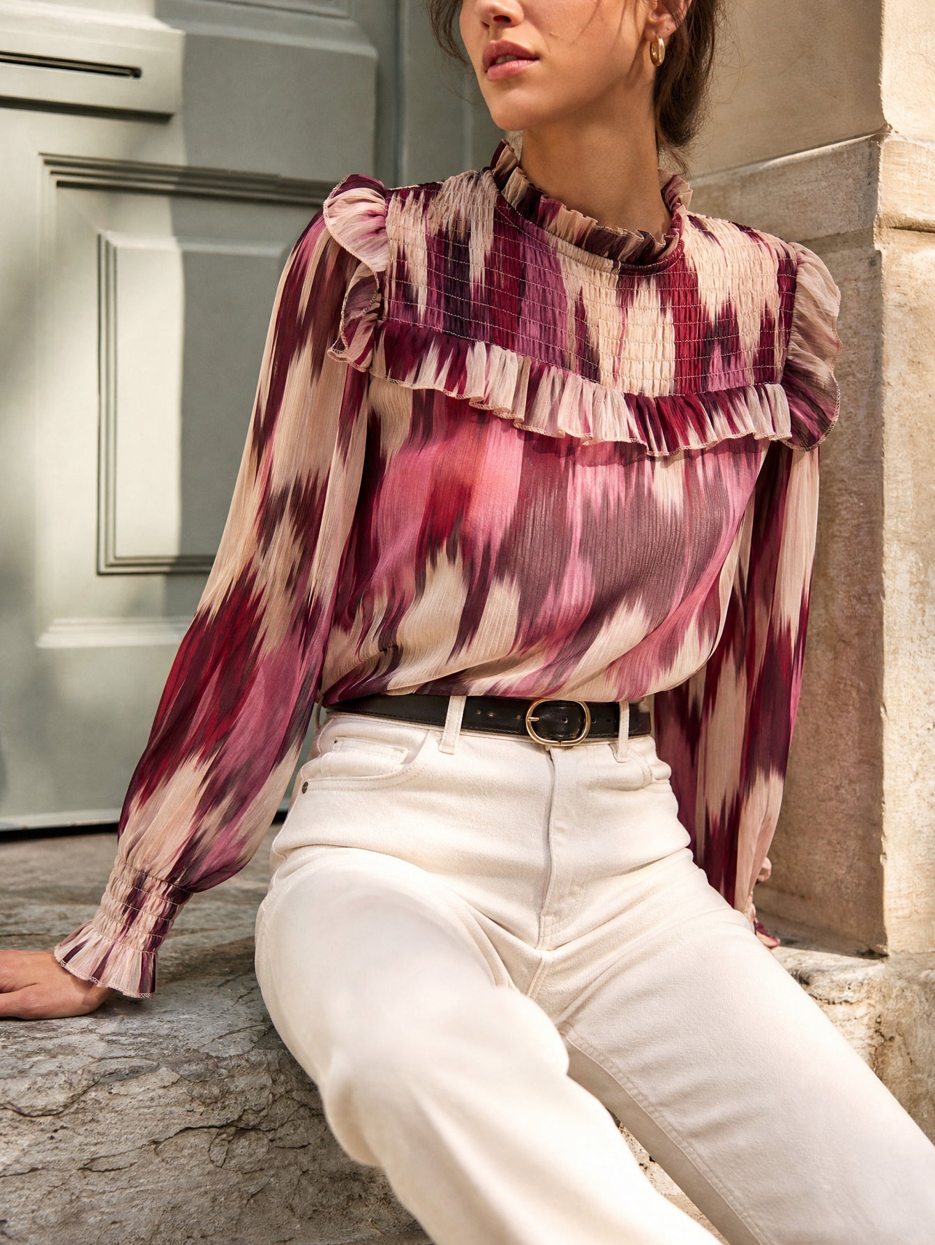 blouse imprimée portée avec pantalon clair