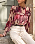 blouse imprimée portée avec pantalon clair