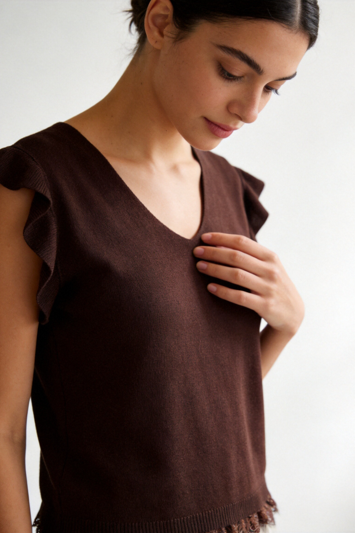 Blouse marron à col V et manches volantées, vue rapprochée de face