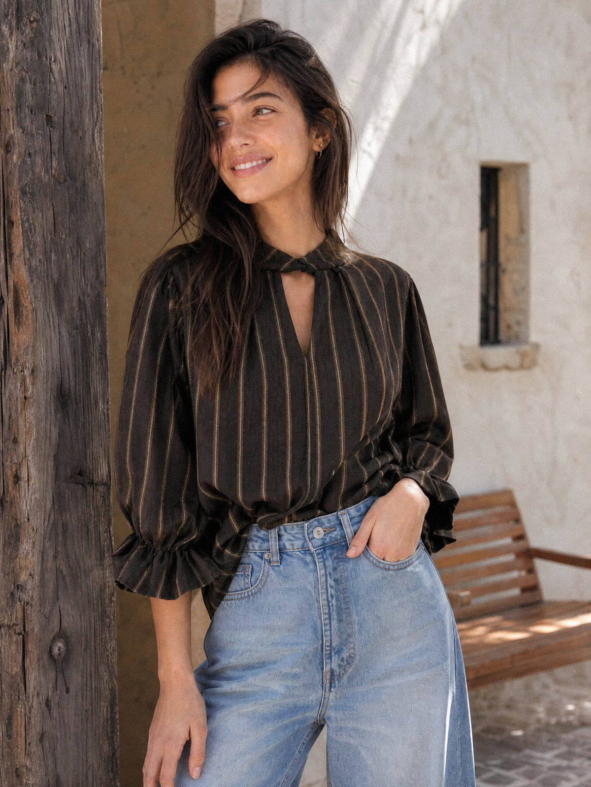 blouse rayée portée ceinturée