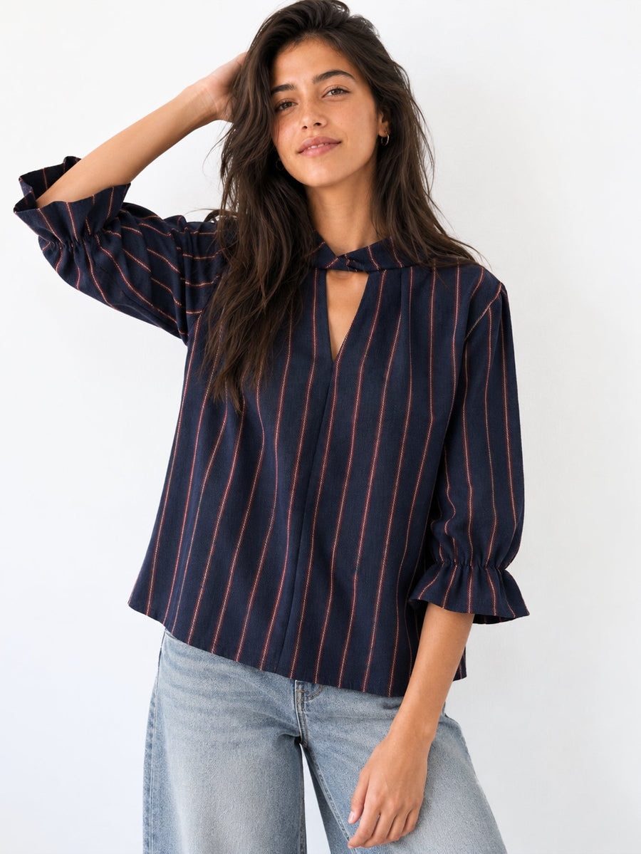 blouse rayée portée en extérieur