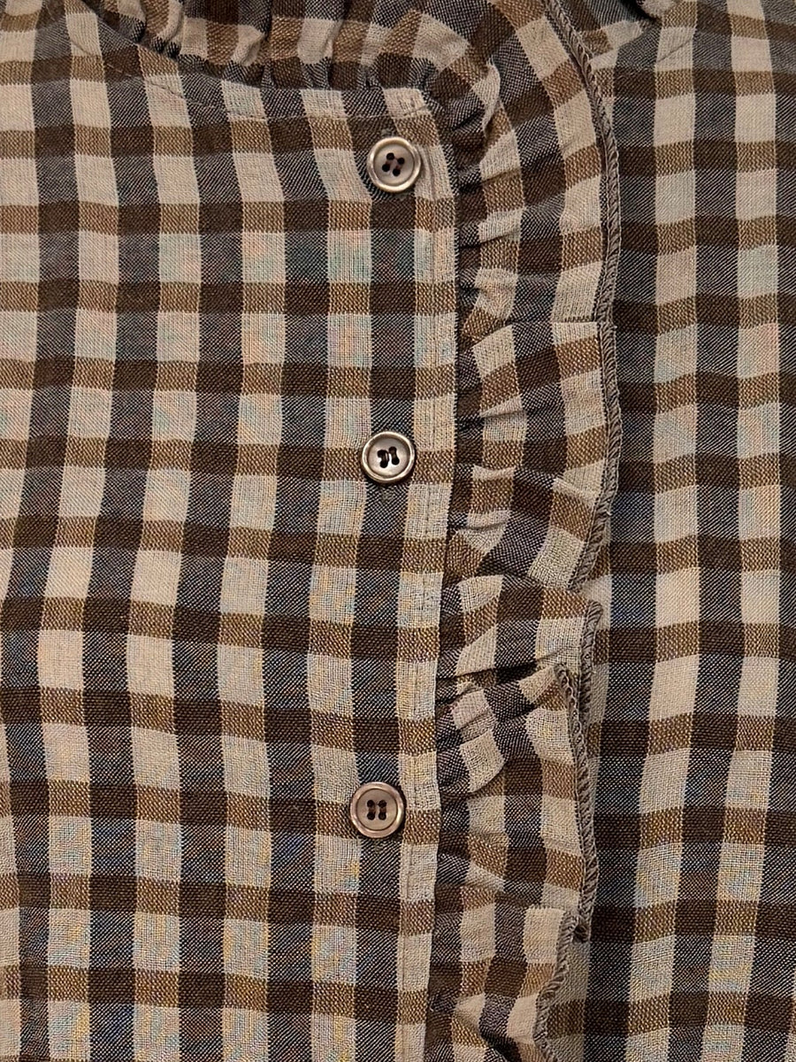 Détail patte boutonnée à volant
