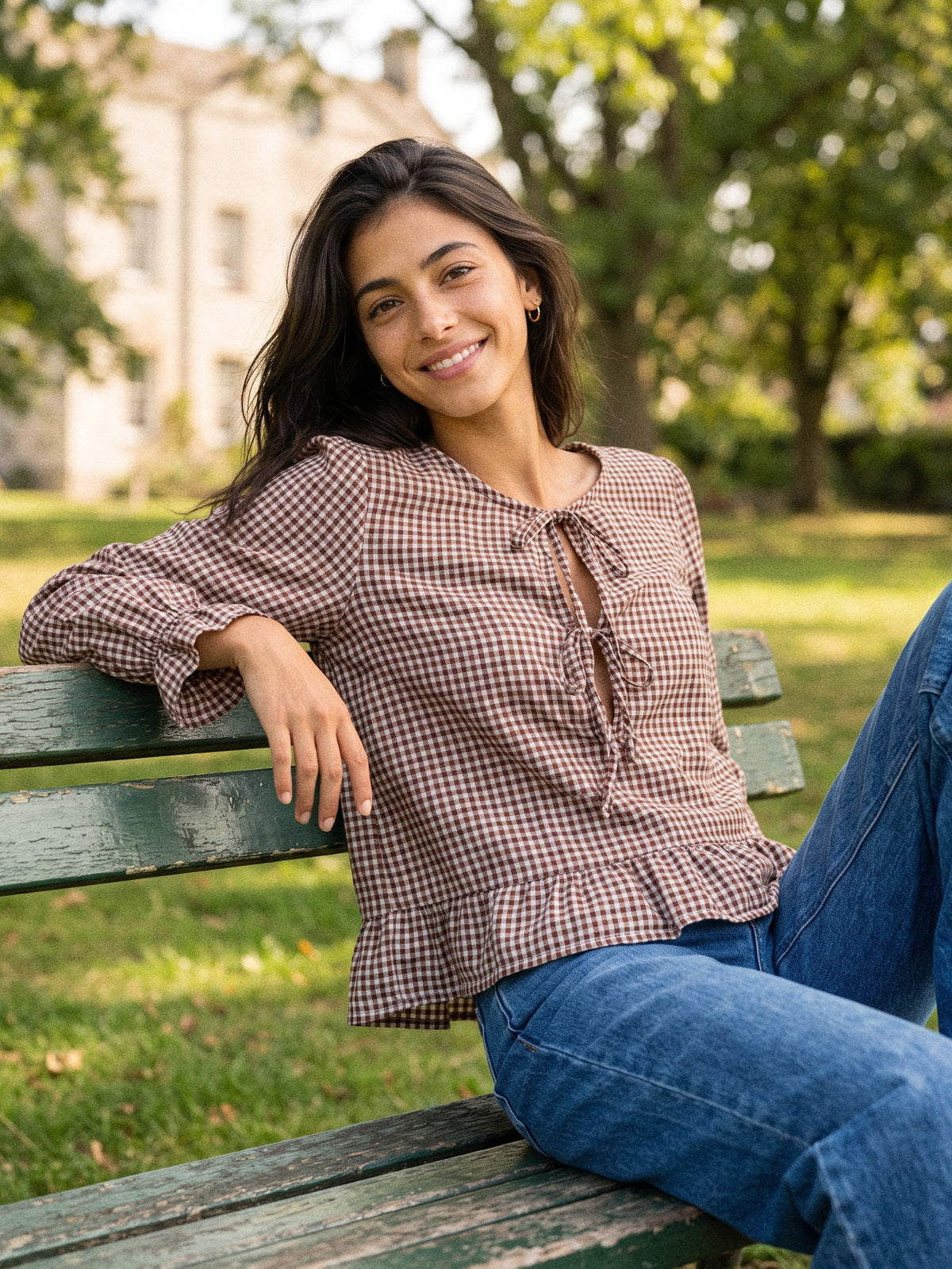 Blouse vichy brune portée en extérieur