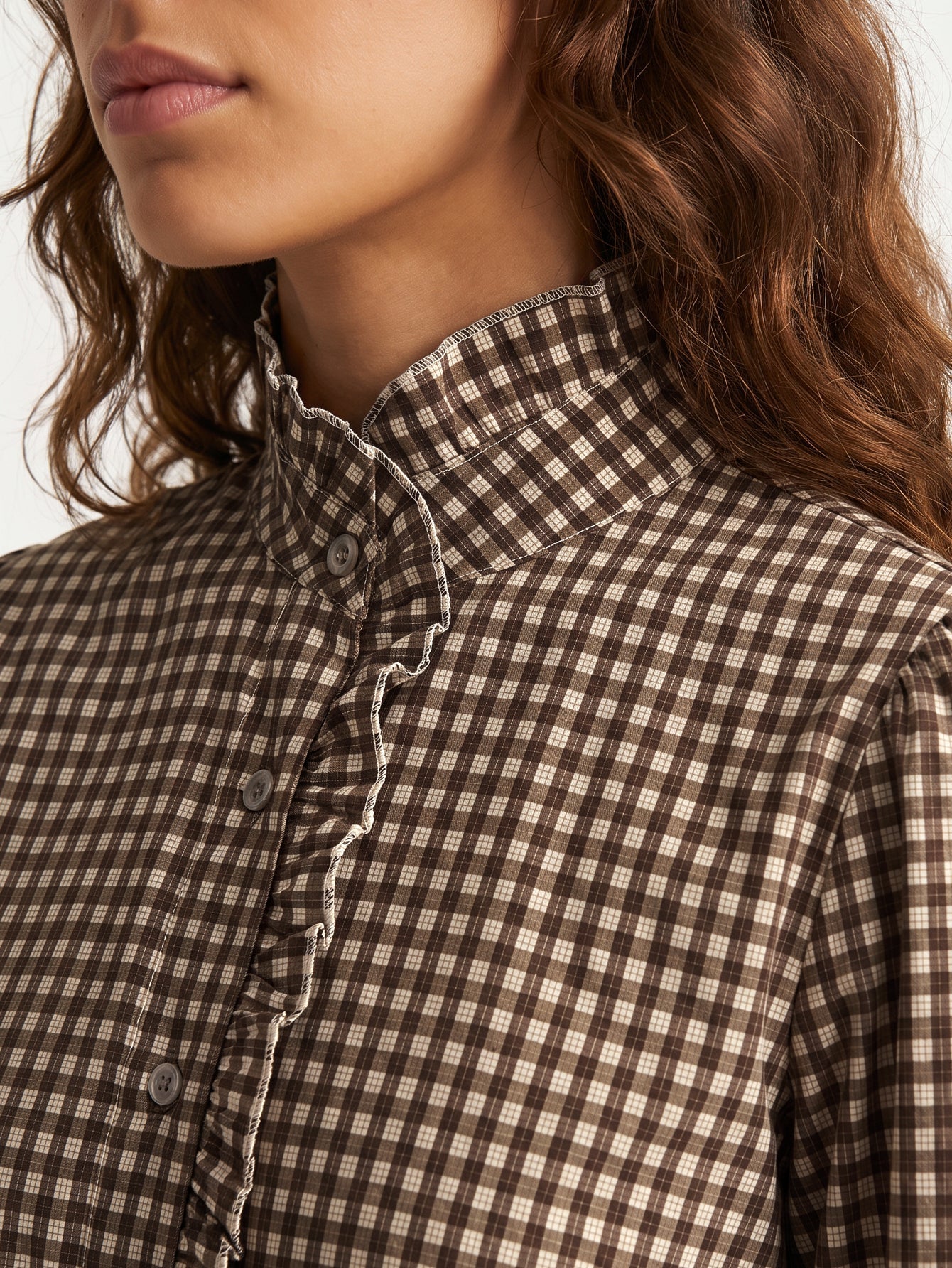 Détail col volanté blouse vichy